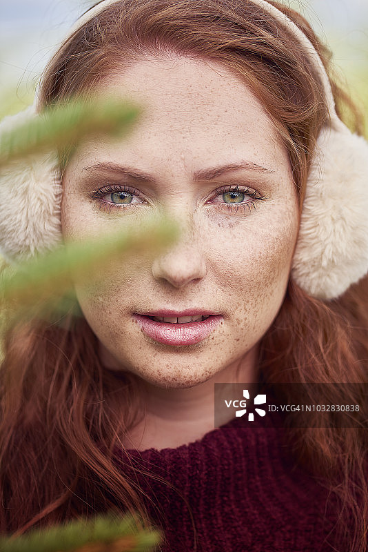 戴耳罩的雀斑红发少女写真图片素材