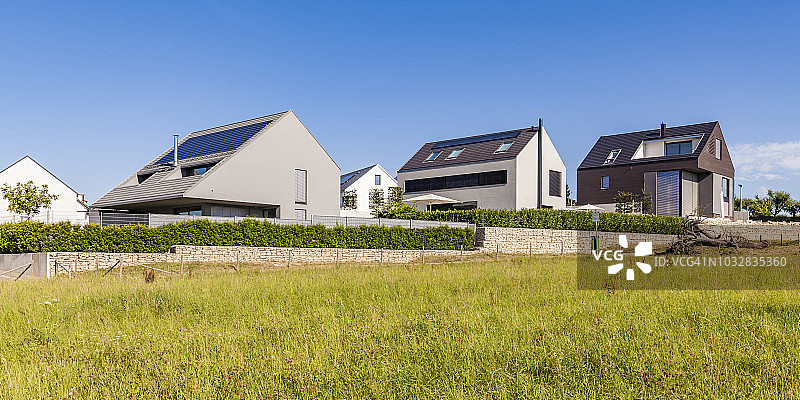 德国巴登-符腾堡州斯图加特：带太阳能板的现代节能别墅图片素材