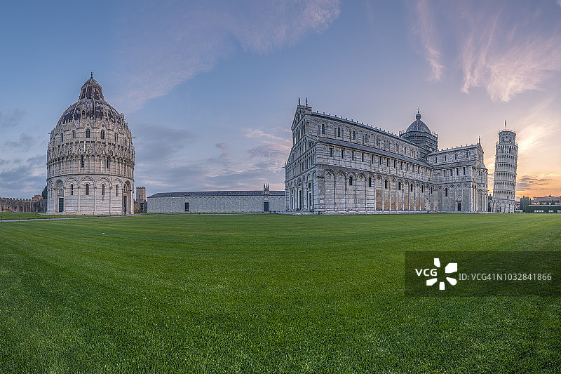 意大利托斯卡纳比萨奇迹广场的比萨洗礼堂、比萨大教堂和比萨斜塔景观图片素材