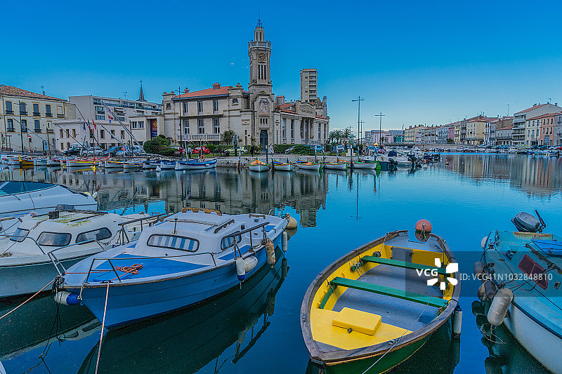 法国南部塞特运河码头上的船只图片素材