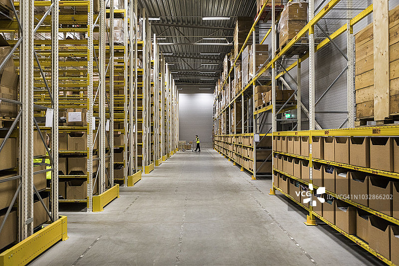 照明配货仓库中货架上的包裹之间的通道图片素材