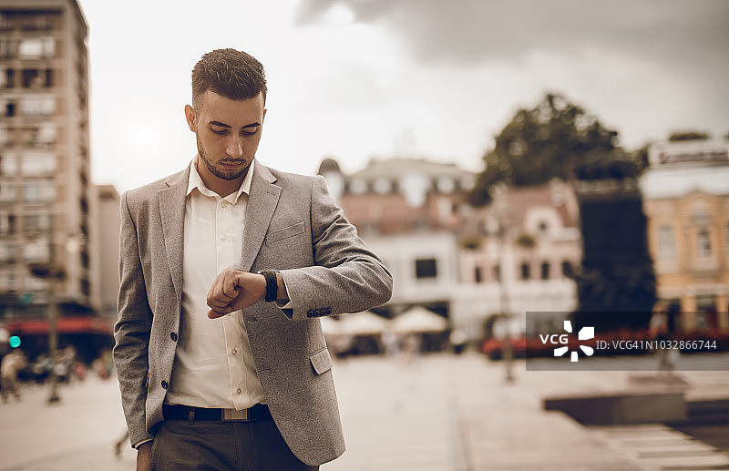 查看时间的商人图片素材