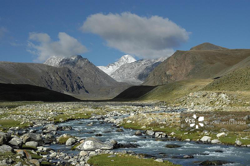 高山前的清澈河流，位于蒙古国乌布苏省图片素材