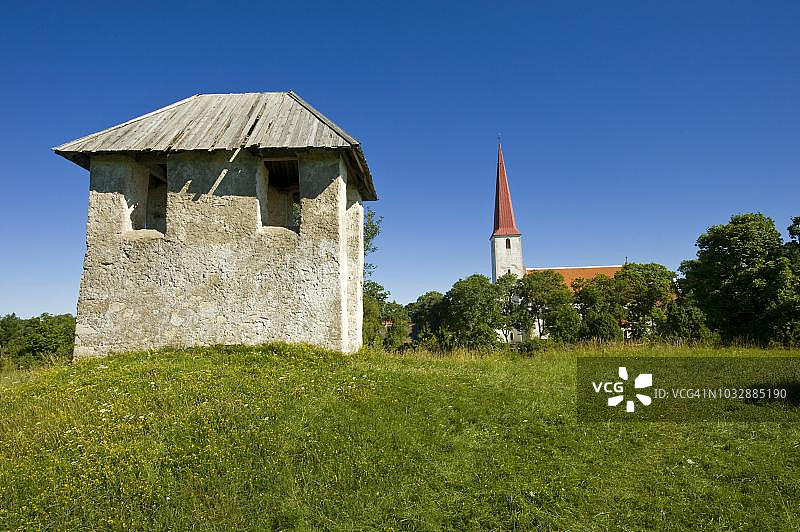 爱沙尼亚萨列马岛基赫尔孔纳的教堂和瞭望塔图片素材