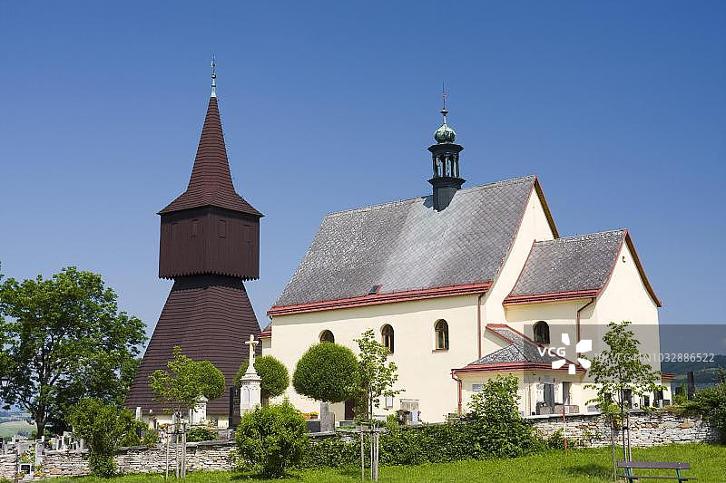 建于 1593 年的钟楼，以及捷克共和国东波西米亚特鲁特诺夫地区 Rtyne 的圣约翰浸信会教堂图片素材