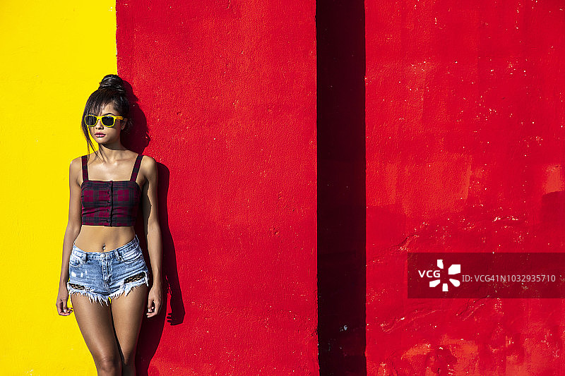 站在彩色背景前的漂亮女人图片素材