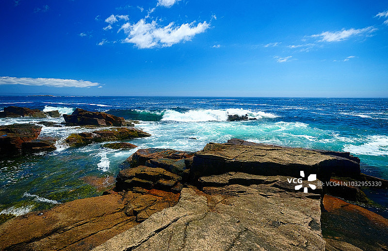 缅因州阿卡迪亚国家公园的岩石海岸线图片素材