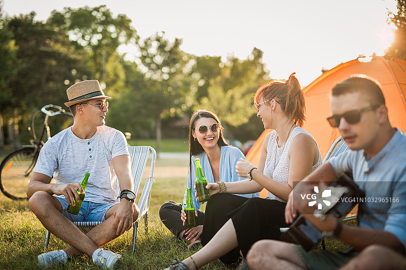 朋友们露营图片素材