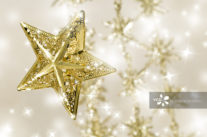 漂浮的金色圣诞星与星形灯光图片素材