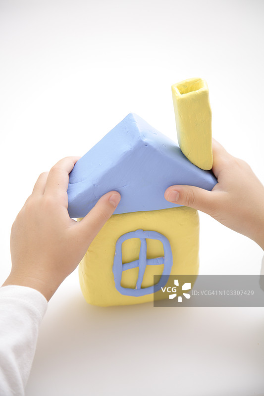孩子用粘土制作房子图片素材