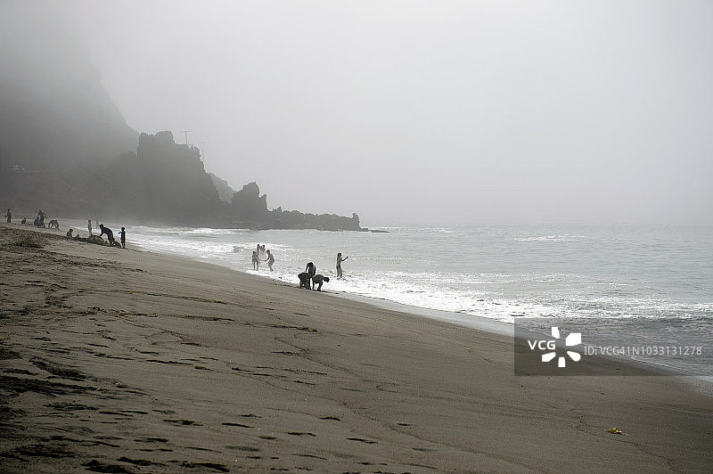 在美国加利福尼亚州穆古角海滩的人们图片素材