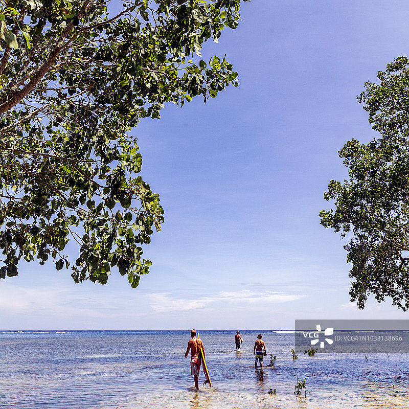 在菲律宾棉兰老岛冲浪图片素材