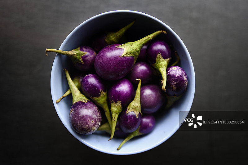 塑料碗中的迷你泰国茄子图片素材