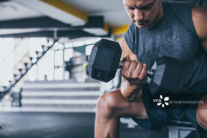 运动：一位难以辨认的强壮运动员正要进行锻炼图片素材