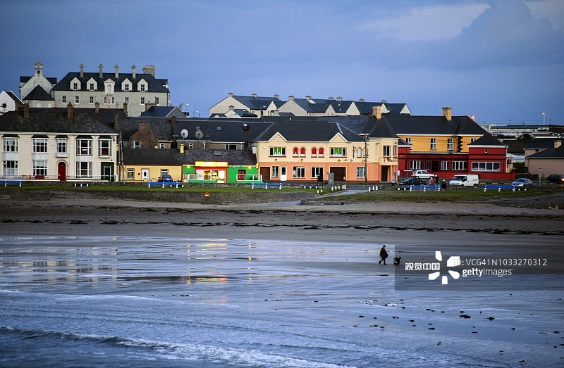 爱尔兰克莱尔郡基尔基海滩城市夜景图片素材