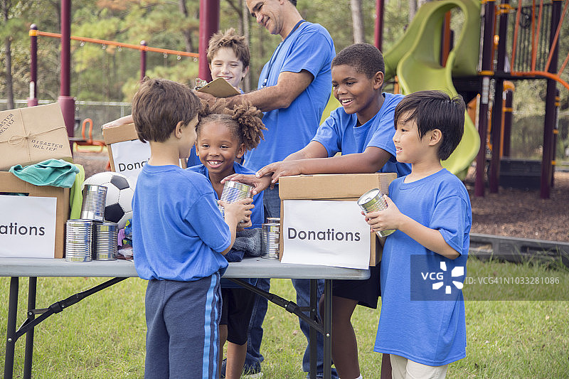 儿童运动队慈善捐款赈灾活动图片素材