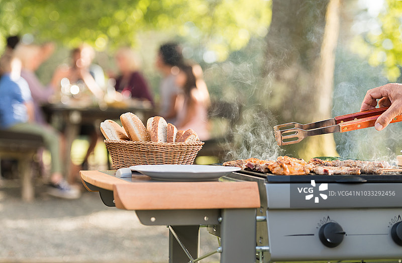 男人在烧烤架上烤肉图片素材