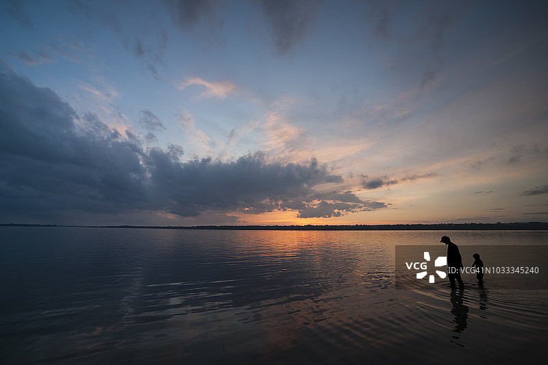 在浅水中收集石头图片素材