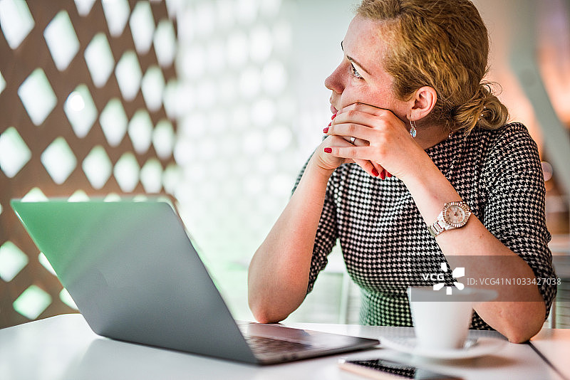 思考解决方案的年轻漂亮女子图片素材