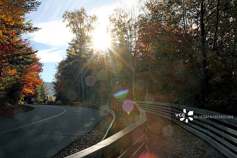 美国新罕布什尔州沃特维尔山谷秋季的木制栏杆小路图片素材