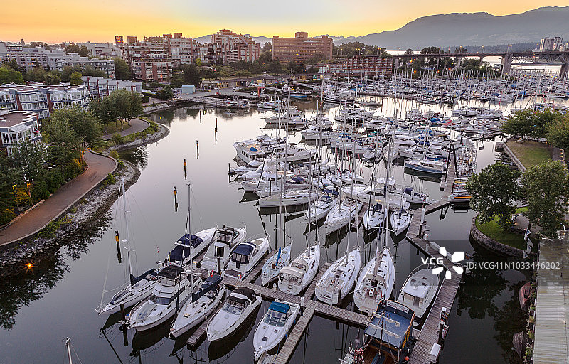 停靠在日落时码头的船只图片素材