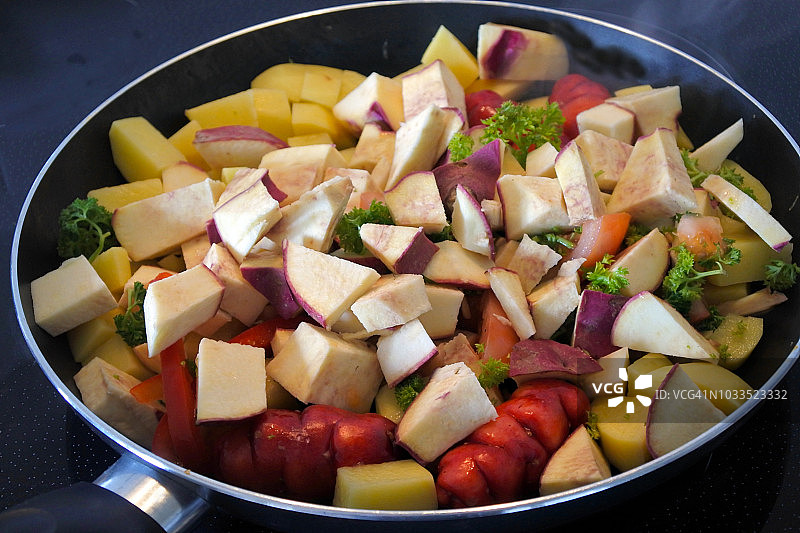 平底锅中的根类蔬菜图片素材