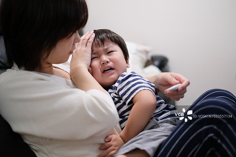 母亲为孩子量体温图片素材
