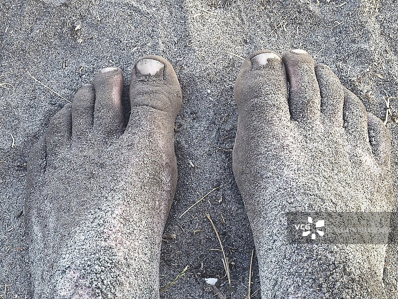 沾满沙滩沙子的脚图片素材