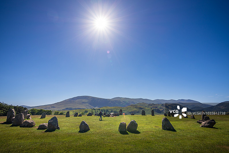 母亲在英国湖区卡斯特里格石圈内旋转女儿图片素材
