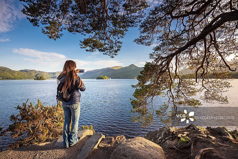 女人在英国凯西克附近拍摄德温特湖的照片图片素材