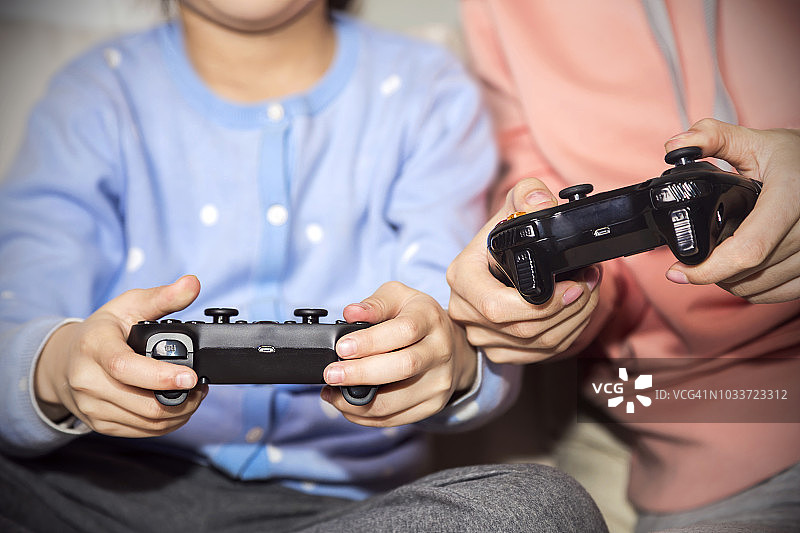 母女用游戏杆玩游戏图片素材