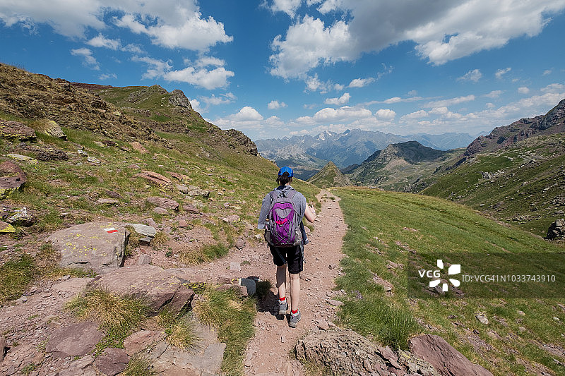 在夏季西班牙比利牛斯山脉徒步的女人图片素材