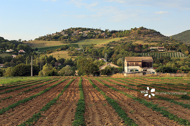 法国德龙省皮耶格罗斯拉克拉斯特村庄日落美景图片素材