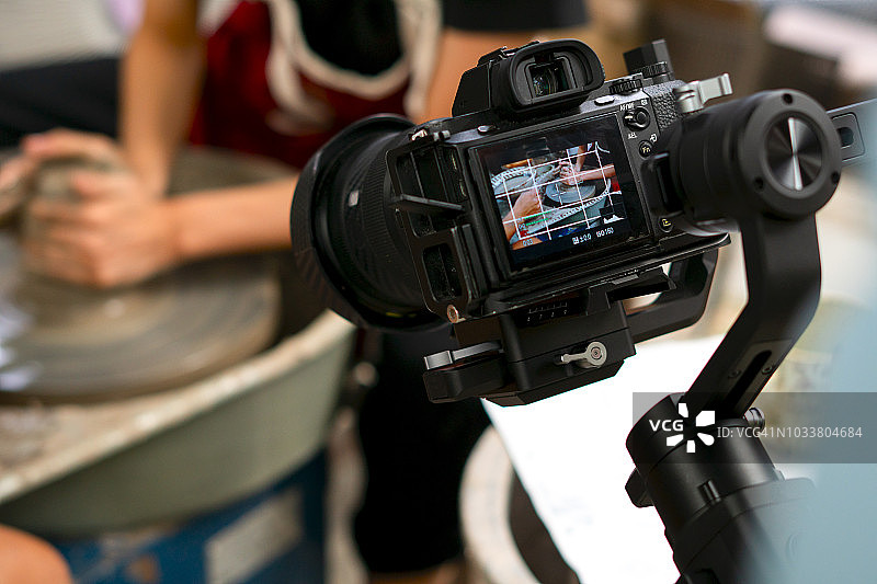 摄影师专注拍摄（复古风格）图片素材