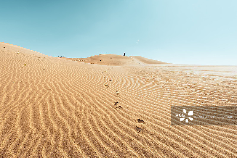 沙漠中的男子背影图片素材