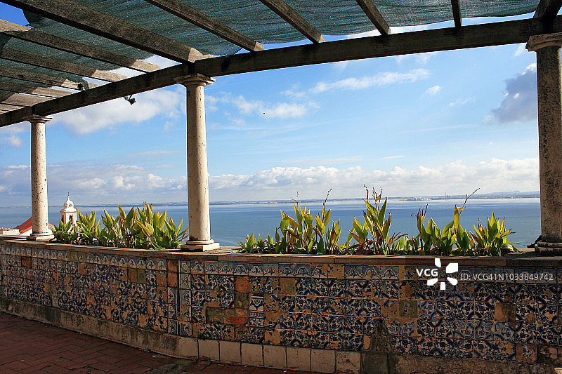 面向大海的彩色瓷砖栏杆露台图片素材