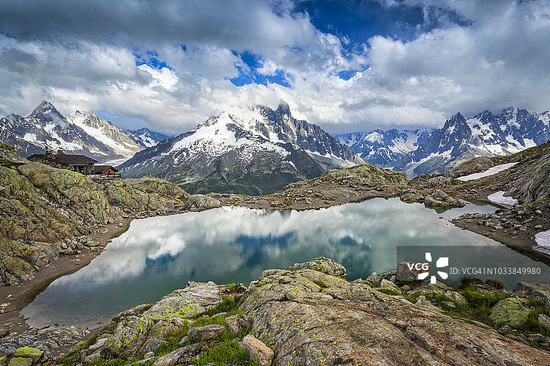 白湖倒映天空，背景是勃朗峰和白湖避难所图片素材