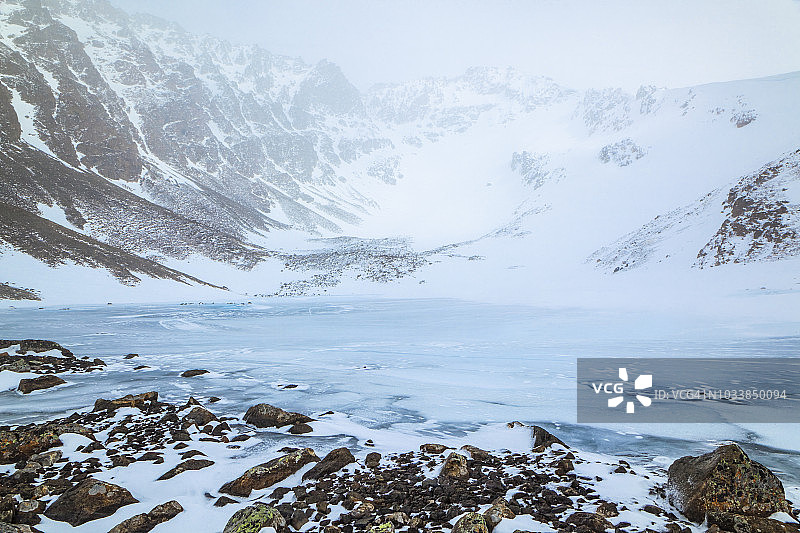 楚加奇州立公园冰封的隐湖和隐峰，阿拉斯加中南部图片素材