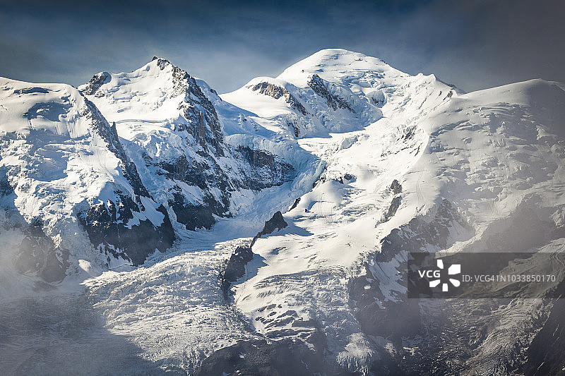 蓝天下雾气缭绕的勃朗峰图片素材