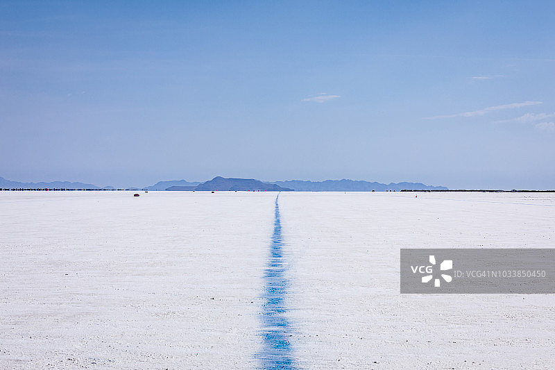 博纳维尔盐滩的博纳维尔赛道上的蓝色边缘线图片素材