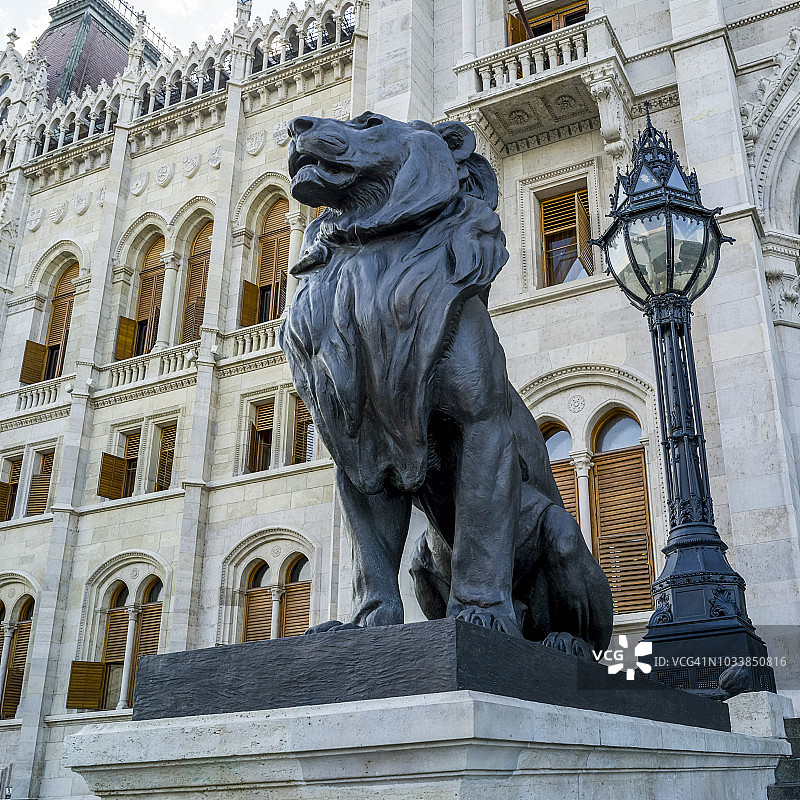 匈牙利布达佩斯国会大厦外的狮子和灯柱雕塑图片素材