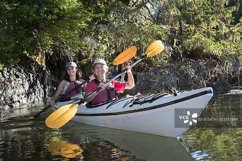 温哥华岛克拉阔特海峡皮划艇之旅图片素材
