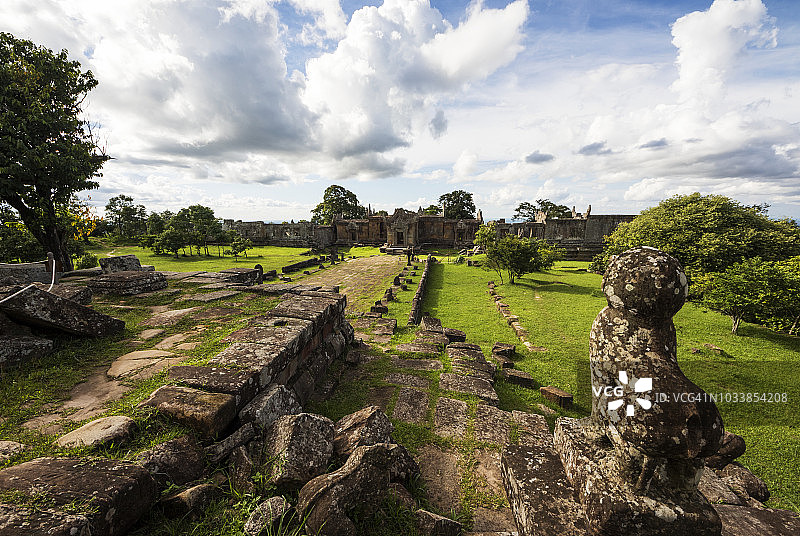 柏威夏寺Gopura II入口处的守卫狮子雕塑图片素材