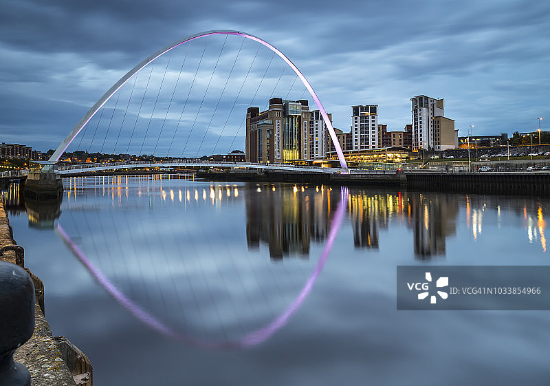 泰恩河上的盖茨黑德千禧桥及倒影图片素材