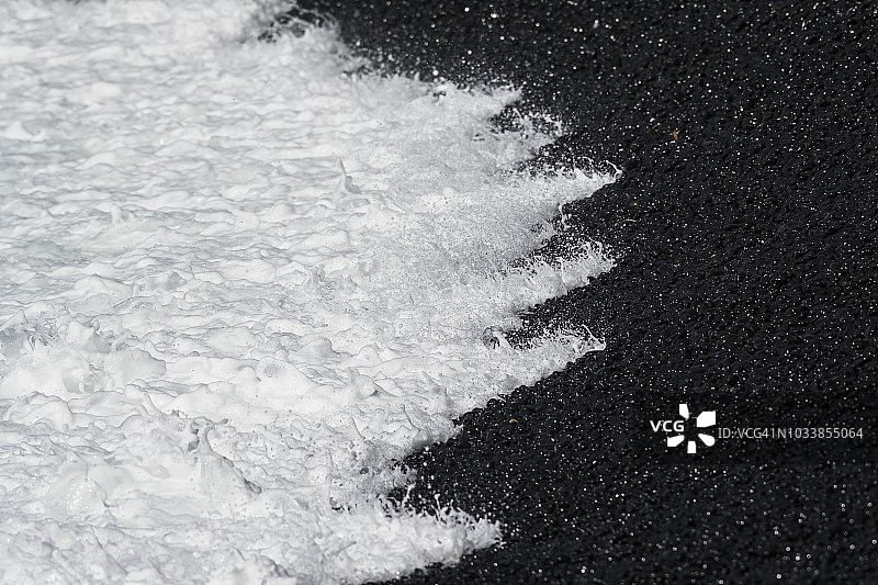 俄勒冈州海岸亚基纳角卵石滩上的冲浪点图片素材