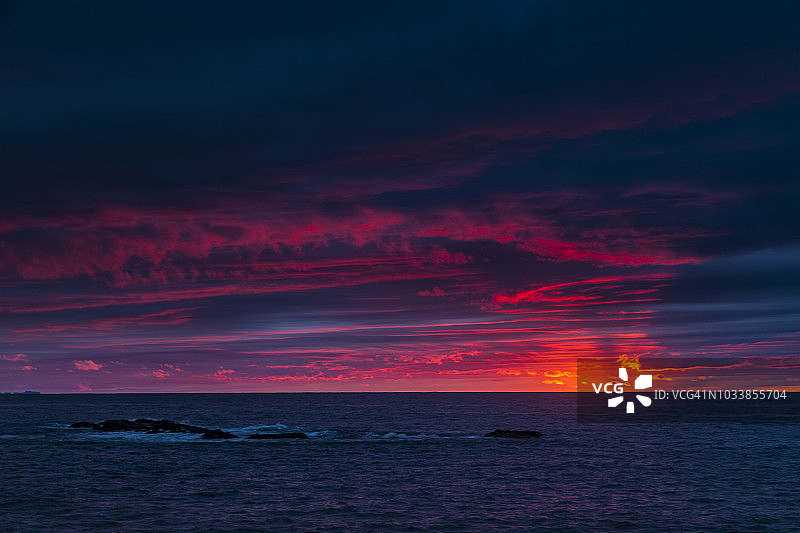 地平线上被染成粉红色的云彩图片素材