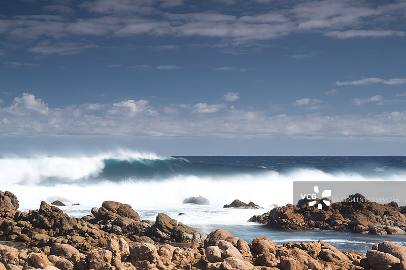 亚林加普海滩沿岸的海浪图片素材