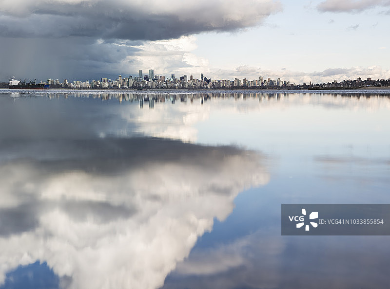 从西班牙海岸远眺温哥华城市天际线在太平洋上的云彩倒影图片素材