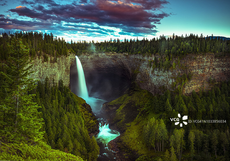 威尔斯格雷省立公园悬崖上的照明瀑布图片素材