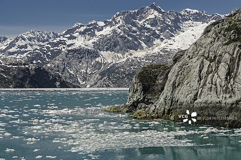 从巴拉诺夫风号游船上看冰川湾国家公园冰川湾中部的西面景色图片素材